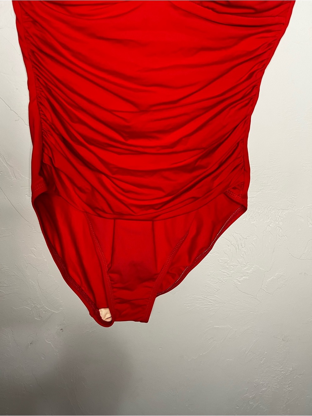 La Blanca Island Goddess Twist-Front Bandeau Pin Up Ruched One-Piece Swimsuit - Picture 5 of 8
